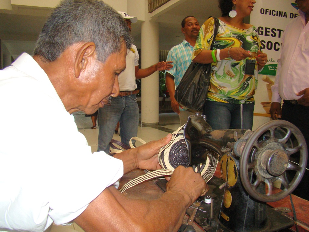 Con una variada muestra cultural más de 100 artesanos conmemorarán su día este miércoles 19 de marzo en la Casa Artesanal, ubicada en la calle 22 con carrera 18 cerca al Centro Recreacional Tacasuán, de la ciudad de Montería. Así lo manifestó el Director de Turismo y Artesanías de la Gobernación de Córdoba, Alejandro Anaya Sedán.