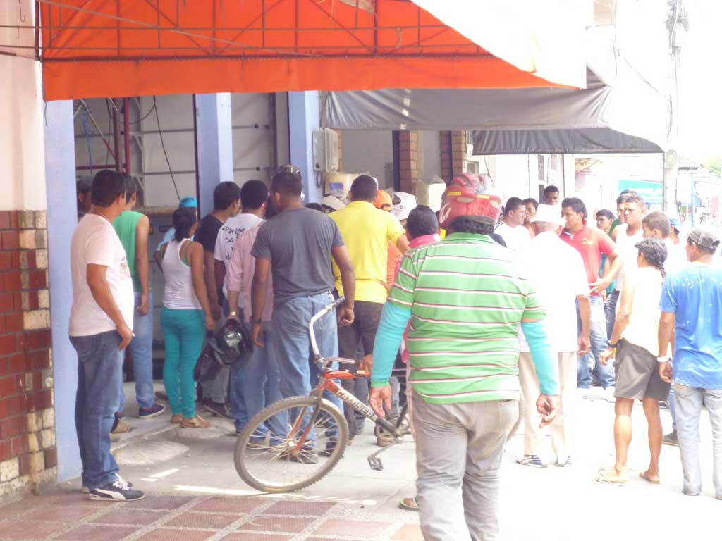 Decenas de curiosos llegaron al lugar de los hechos, la policía acordonó el área minutos después.