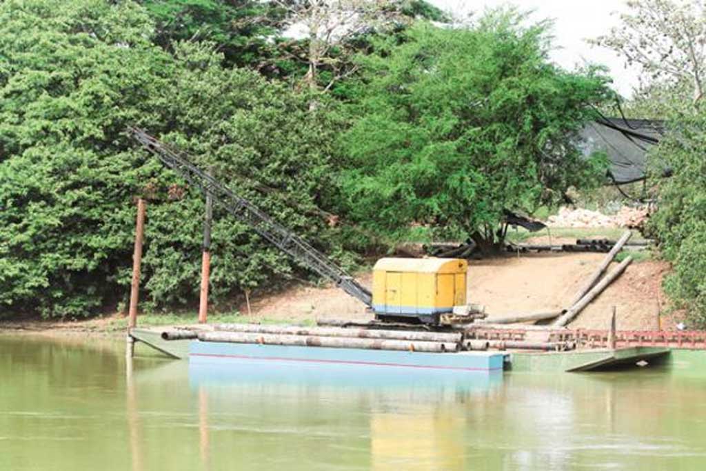 En la barcaza se encuentran ya algunos de los pilotes de acero que serán instalados en la ribera de la Ronda.