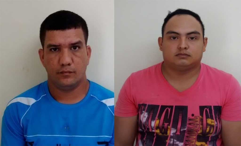 David Benítez y Oscar Burgos, fueron detenidos momentos en que recibían dinero producto de la extorsión de la que venía siendo víctima un ciudadano.