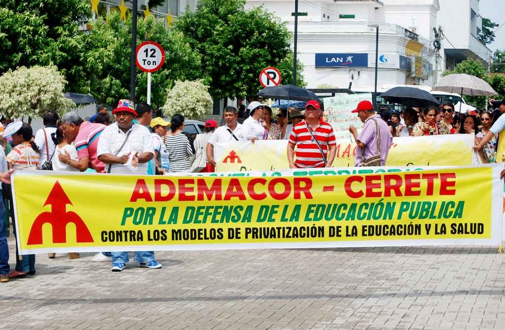 Varias comitivas de maestros provenientes de Cereté y otros municipios, realizaron una marcha que partió desde el parque central y culminó con un plantón en los bajos de la Gobernación de Córdoba.