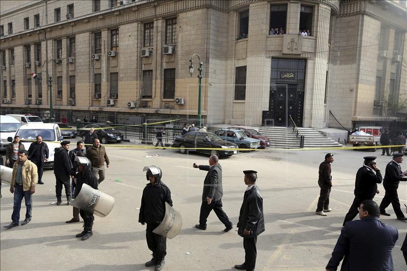 Agentes de seguridad egipcios vigilan en el lugar en el que se registró la explosión de una bomba cerca del Tribunal Supremo, en El Cairo, Egipto.