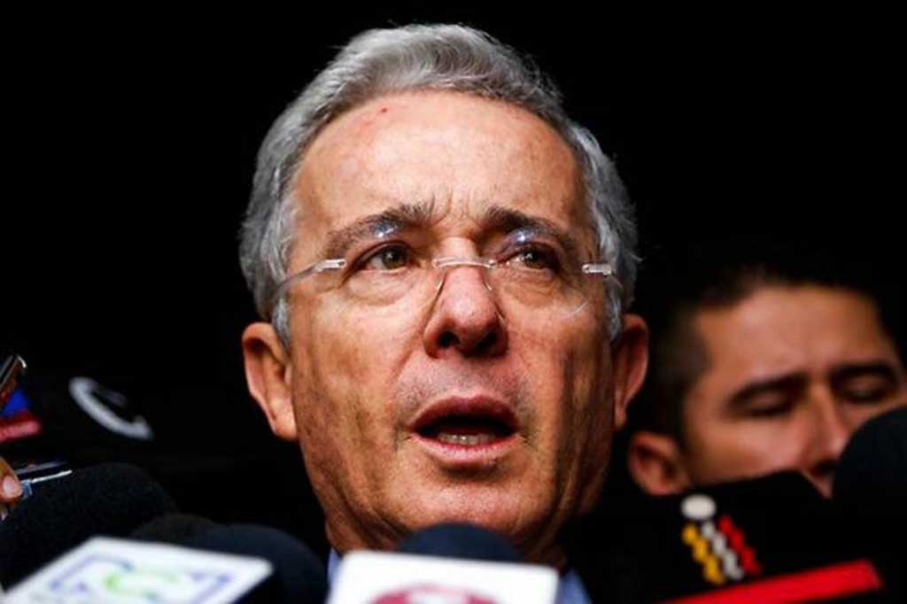 Suspender bombardeos es un cese bilateral inconstitucional: Uribe