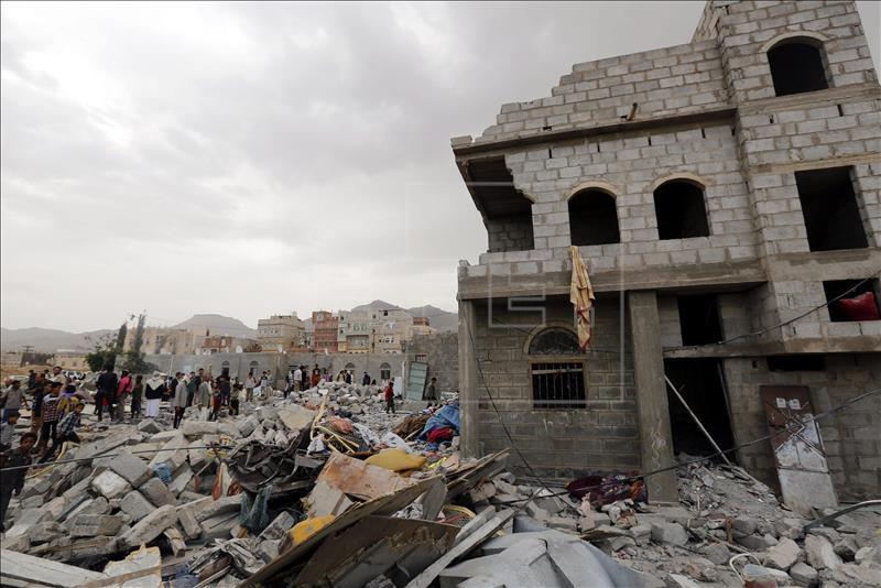 Daños en varios edificios tras un bombardeo de la coalición en Yemen. EFE/Archivo