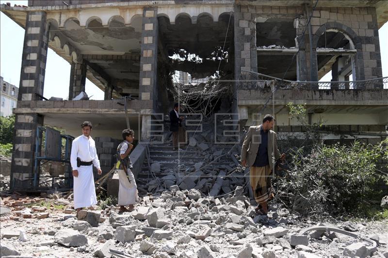Varios yemeníes inspeccionan el lugar tras un bombardeo contra un edificio del centro de la ciudad de Ibb (Yemen). EFE