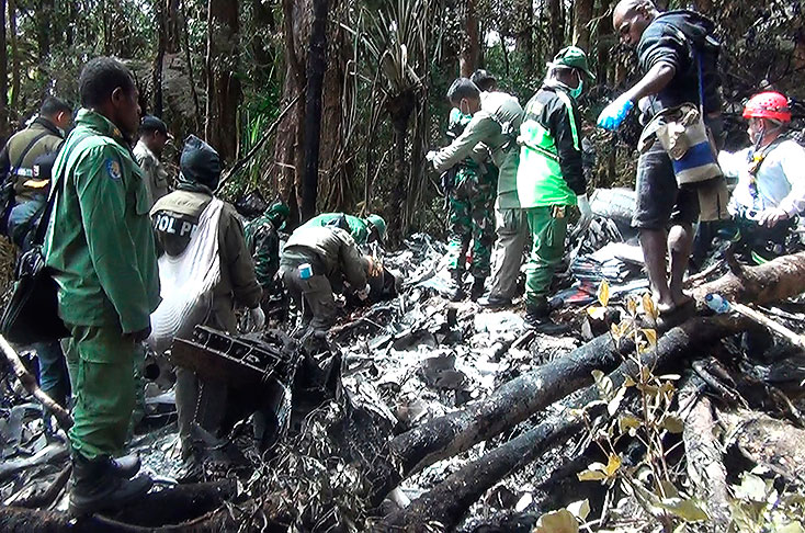 Recuperan cadáveres de las 54 víctimas del accidente aéreo en Indonesia