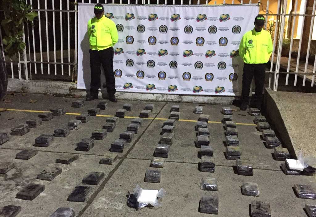 Incautan 143 kilos de cocaína, camuflados en una camioneta