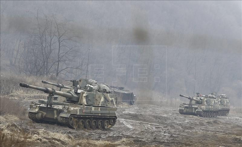 Soldados surcoreanos participan en unas maniobras militares en Paju (Corea del Sur). EFE/Archivo