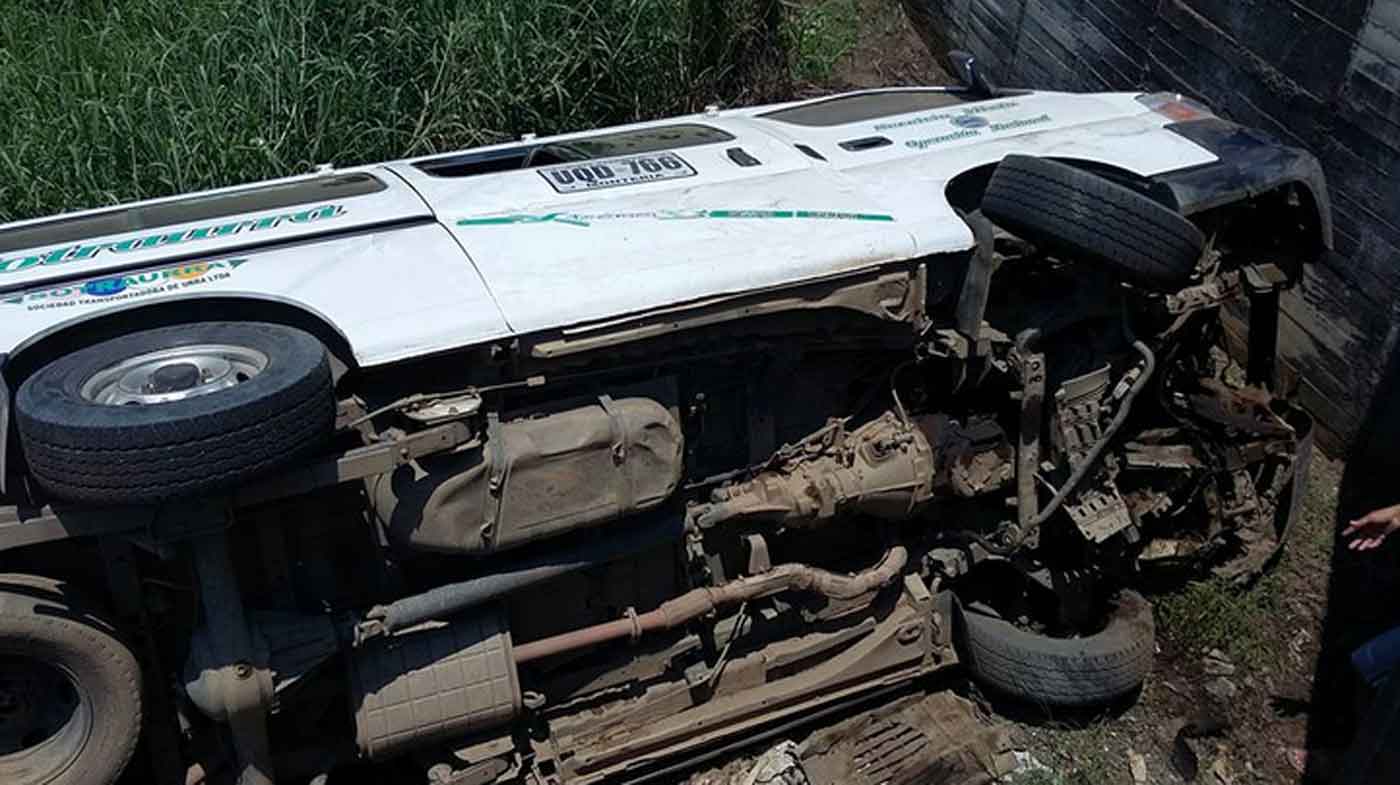 Accidente de una buseta deja ocho heridos