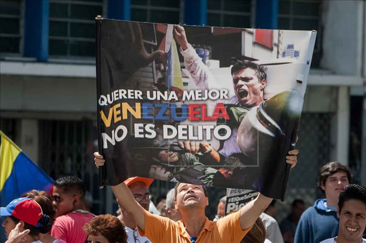 Un hombre sostiene un afiche del líder opositor venezolano Leopoldo López, este 4 de septiembre, en el exterior del Palacio de Justicia en Caracas. EFE