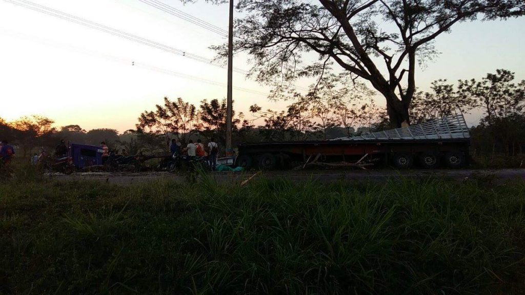 Tractocamión se salió de la vía y chocó contra un árbol – LARAZÓN.CO
