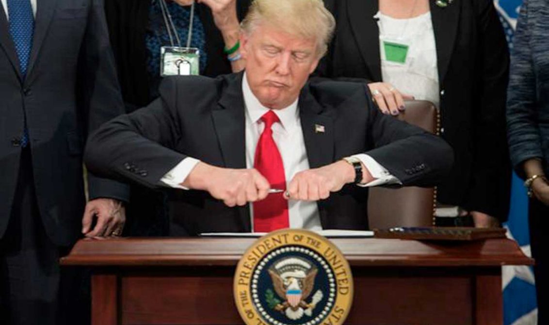 Trump Firma decreto para tumbar el Obamacare