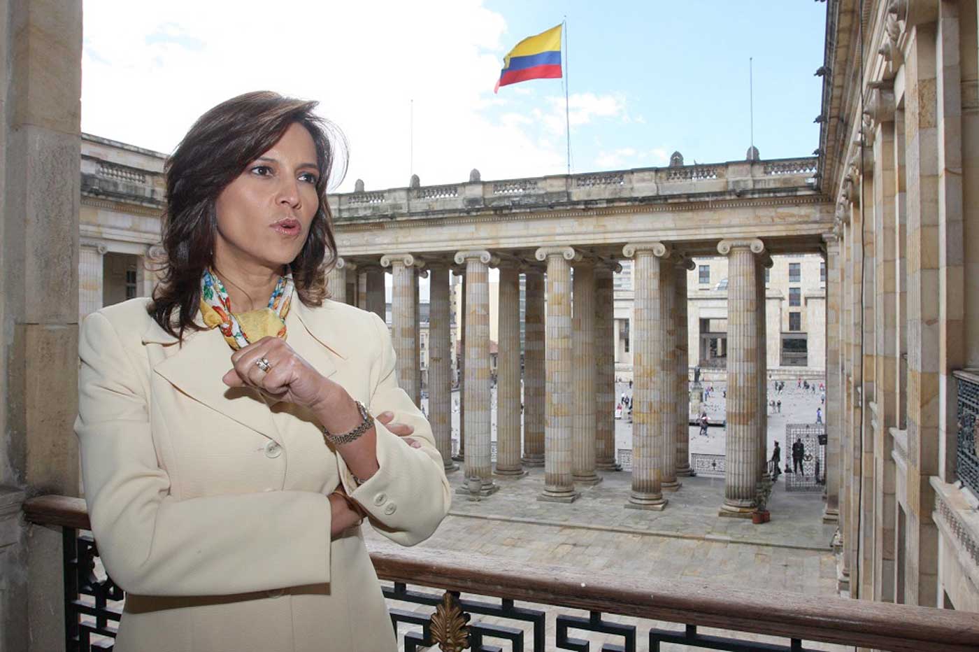 En líos con la justicia se encuentra envuelta nuevamente, la líder política Nancy Patricia Gutiérrez. Al verse envuelta en una investigación que busca imputarle cargos por tráfico de influencia. La motivación para este proceso investigativo surgió tras las denuncia instaurada por Andrés Vélez, procesado como un presunto falso testigo qué habría declarado ante la Sala Penal de la Corte Suprema de Justicia, sobre los vínculos de la ex congresista con grupos con paramilitares. El juez encargado del proceso encontré múltiples irregularidades en lo expuesto por el fiscal que diligencio el procedimiento, debido a que desde el Alto tribunal Corroboraron que Vélez no había rendido dicha declaración. Debido a esto el procesado presentó una denuncia, en la que declara que la exsenadora usó sus influencias para citarlo a imputación de cargos por estos actos. Es necesario destacar que no es la primera vez que la Sala de Casación Penal de la Corte Suprema de Justicia investiga la Gutiérrez ya que en el pasado resulto absuelta por delito de concierto para delinquir por sus presuntos nexos con grupos paramilitares.