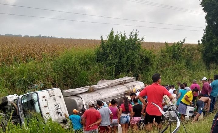 Camin Cisterna Cargado De Leche Se Volc Y Fue Saqueado LARAZONCO