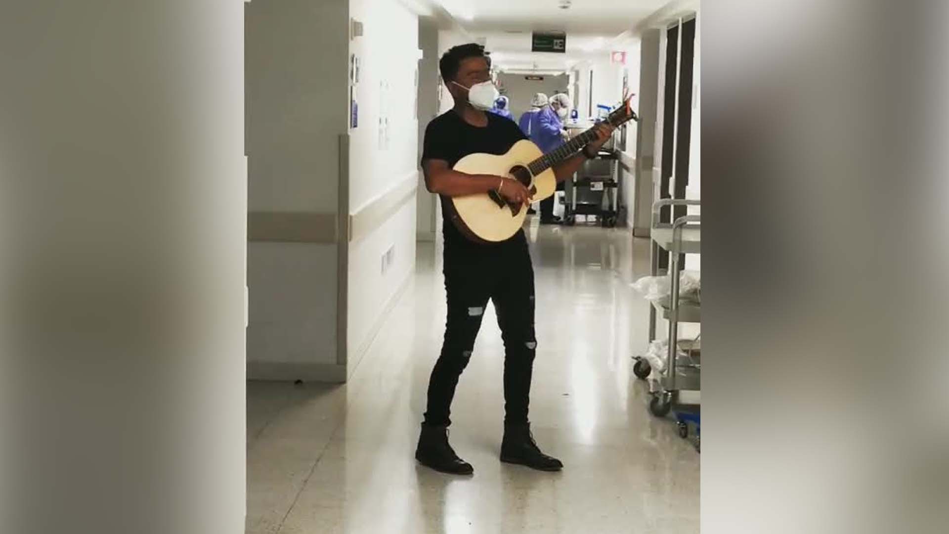 Alex Campos cantó en hospital a los enfermos con covid-19