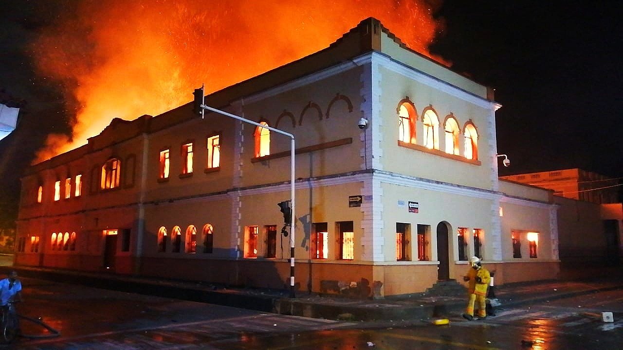 Incendian el Palacio de Justicia de Tuluá, en medio de disturbios -  LARAZON.CO