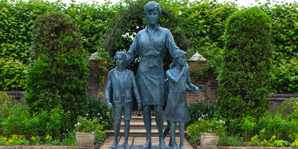 La estatua Diana de Gales, ¿por qué aparece con tres niños?