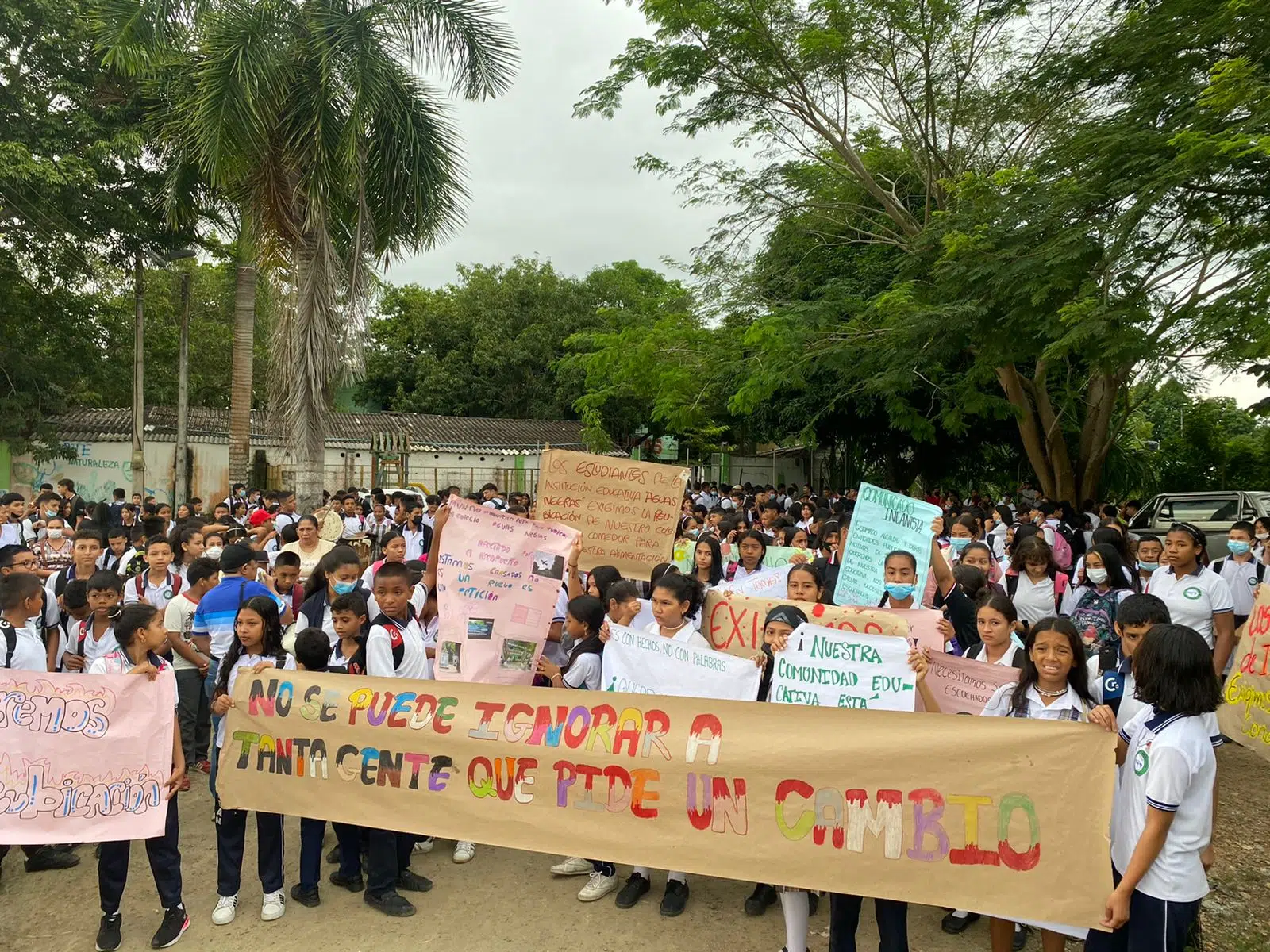 Reubicación ya! La consigna de los estudiantes de la I.E Aguas Negras –  LARAZÓN.CO, image size:1600x1200