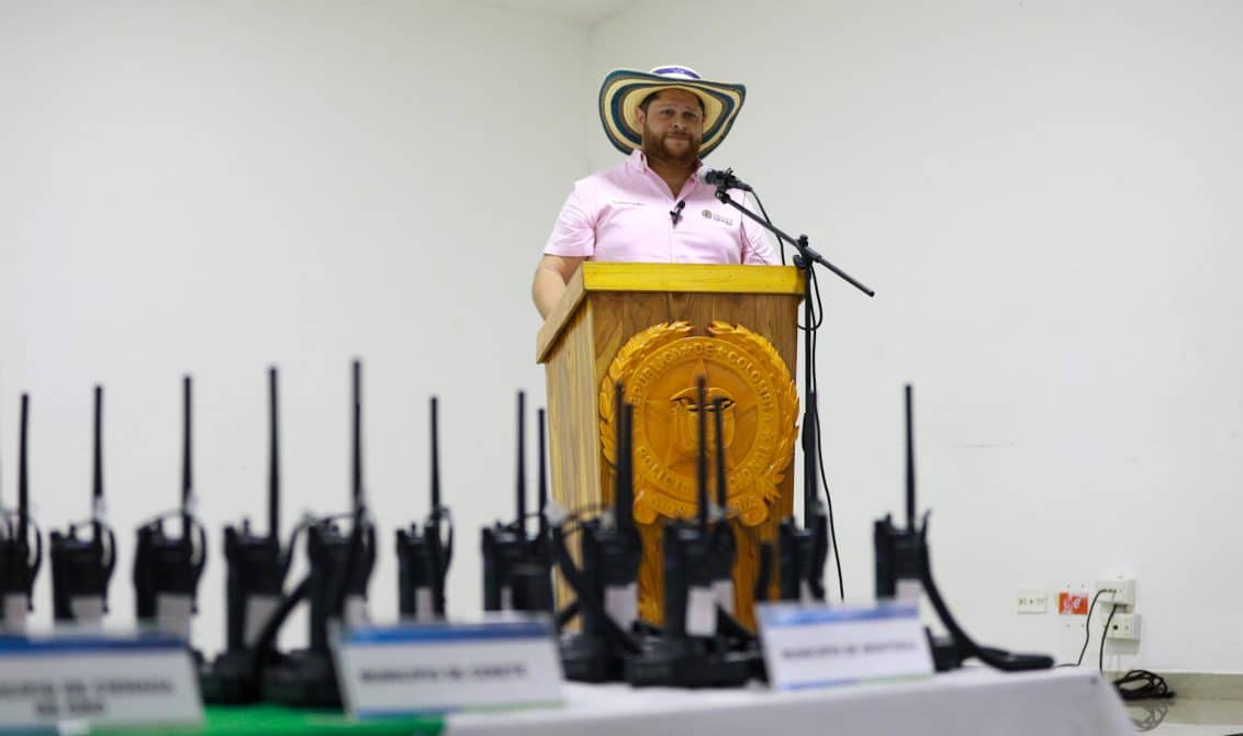 Gobernación entregó 39 radios de comunicación a la Fuerza Pública -  LARAZON.CO