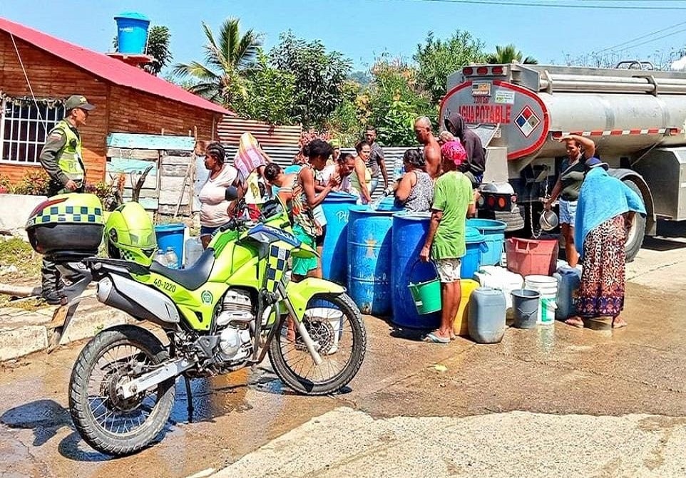 Policía de Córdoba lleva agua a zonas rurales afectadas por la sequía ...
