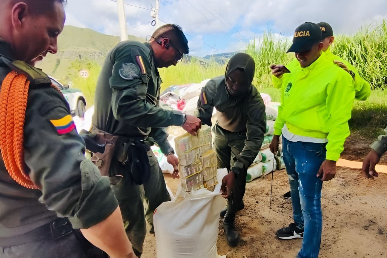 Policía incautó $3.000 millones de dinero ilegal oculto en bultos de comida  para perros - LARAZÓN.CO