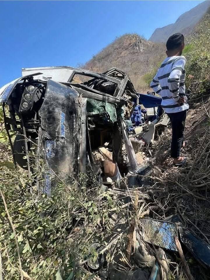 Tragedia en Oaxaca: 18 muertos y 29 heridos en volcadura de autobús que ...