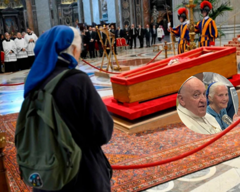 Geneviève Jeanningros frente el velatorio del papa