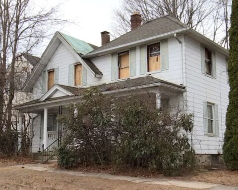 Casa donde vivía el hombre de 32 años con sus tutores